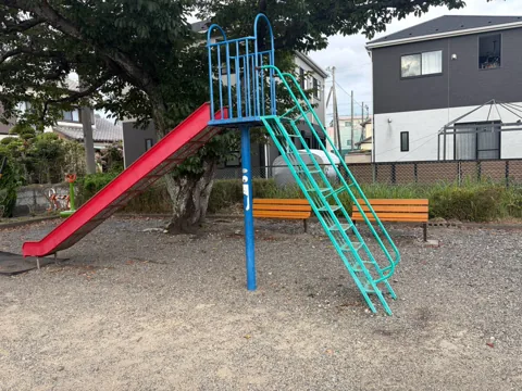 豊田池田上新田公園：芝生広場に設置されたすべり台