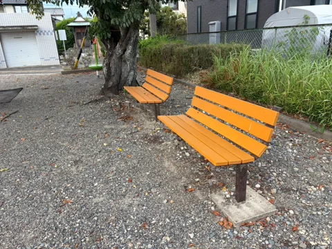 豊田池田上新田公園：大きな木の下に並ぶ休憩ベンチ