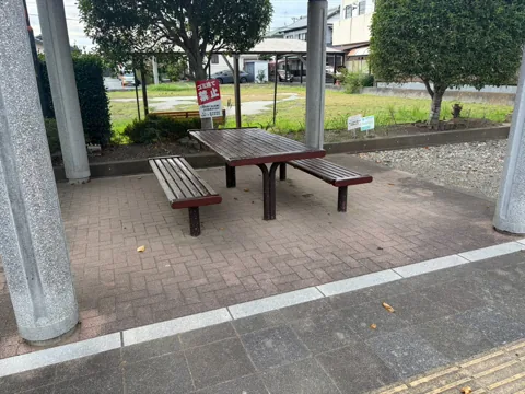 豊田池田上新田公園：屋根付き休憩所のテーブルとベンチ