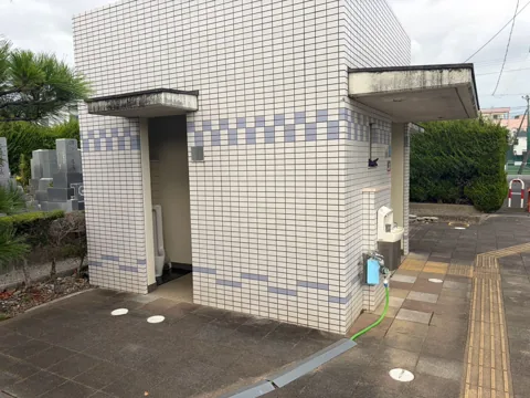 豊田池田上新田公園：公衆トイレ脇に設置された手洗い場