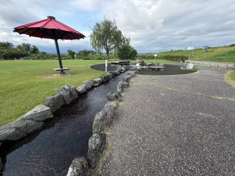 豊田池田の渡し公園：水辺と赤い屋根の休憩所を望む池田の渡し公園