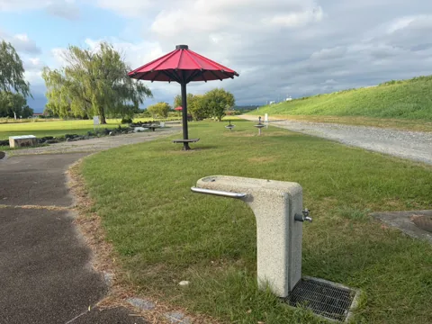 豊田池田の渡し公園：水飲み場と赤い屋根の休憩スペース
