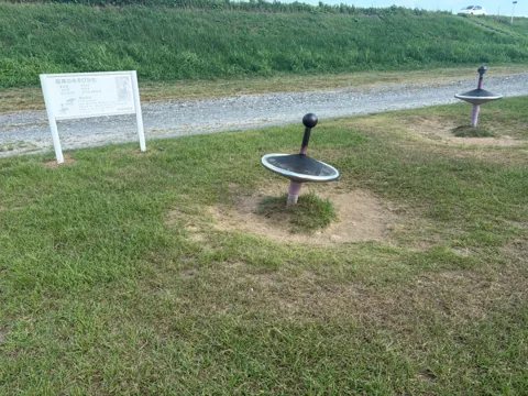 豊田池田の渡し公園：広場に設置された回転式の健康遊具