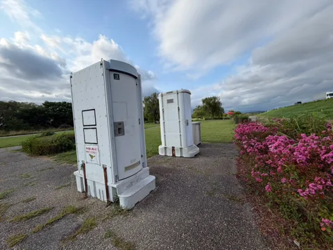 豊田池田の渡し公園：園内に設置された仮設トイレ