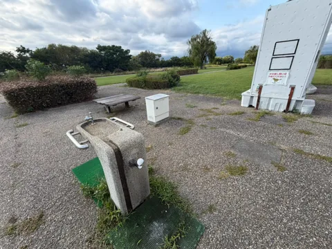 豊田池田の渡し公園：仮設トイレのそばに設置された手洗い場