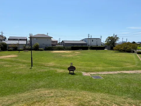 豊田海老塚農村公園：芝生広場と遊具を見渡す豊田海老塚農村公園の全景