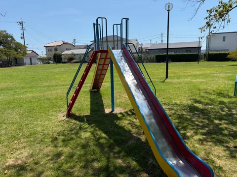 豊田海老塚農村公園：芝生広場に設置された滑り台