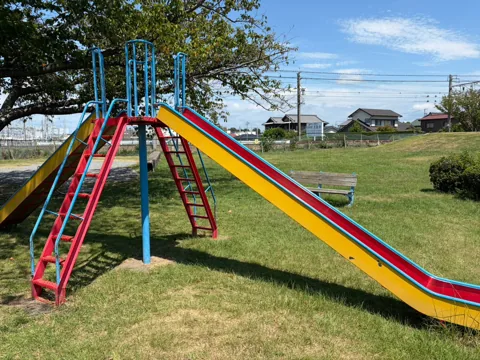 豊田海老塚農村公園：二方向から遊べるカラフルな滑り台