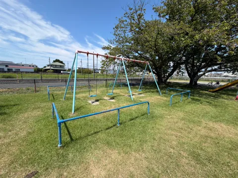 豊田海老塚農村公園：安全柵に囲まれたブランコ