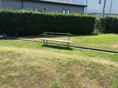 豊田海老塚農村公園：生け垣の前に設置されたベンチ