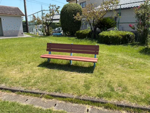 豊田海老塚農村公園：園路沿いの赤いベンチ