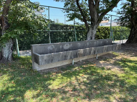 豊田海老塚農村公園：木陰に設けられた複数口の手洗い場