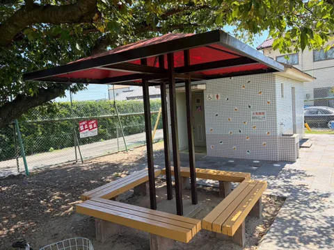 豊田海老塚農村公園：トイレ前の屋根付き休憩スペース