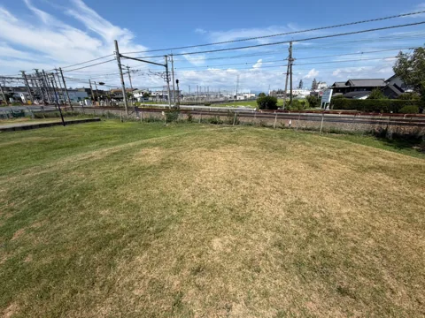 豊田海老塚農村公園：JR東海道線沿いに広がる芝生と築山