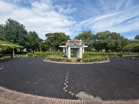 豊田香りの公園：時計塔を中心に円形広場が広がる香りの公園