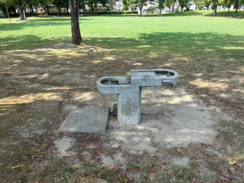 豊田香りの公園：芝生広場のそばにある二口の水飲み場