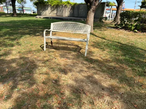 豊田香りの公園：木陰に置かれた装飾付きベンチ