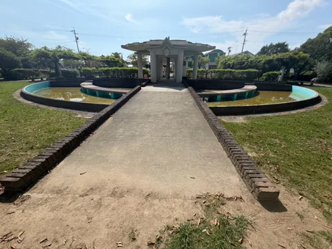 豊田香りの公園：時計塔を囲む円形の親水施設
