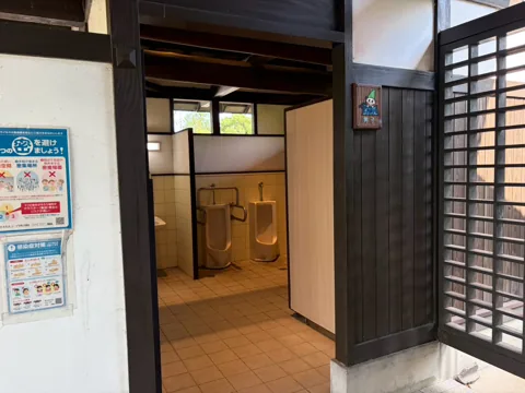 豊田香りの公園：男子トイレの入口と室内