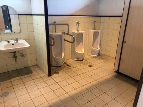 豊田香りの公園：男子トイレ内の小便器と洗面台