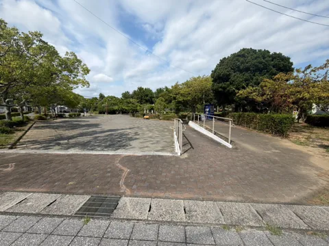 豊田香りの公園：スロープを備えた広場側の入口
