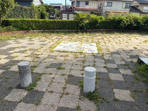 豊田上新屋ポケットパーク：車止めのある道路側の入口と舗装広場