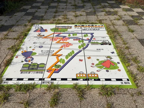 豊田上新屋ポケットパーク：園路に描かれた上新屋の歴史案内図