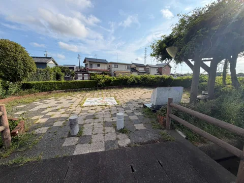 豊田上新屋ポケットパーク：水路に架かる橋から続く園内通路