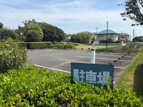 豊田加茂公園：駐車場の案内板と駐車区画