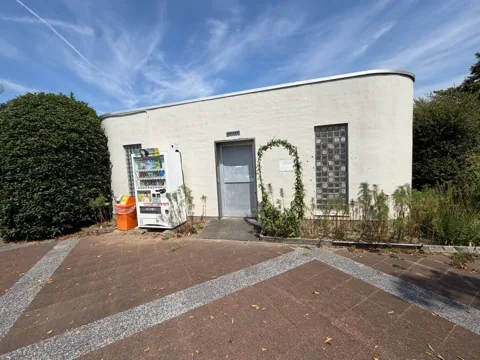 豊田加茂公園：トイレ棟外観と飲料自動販売機