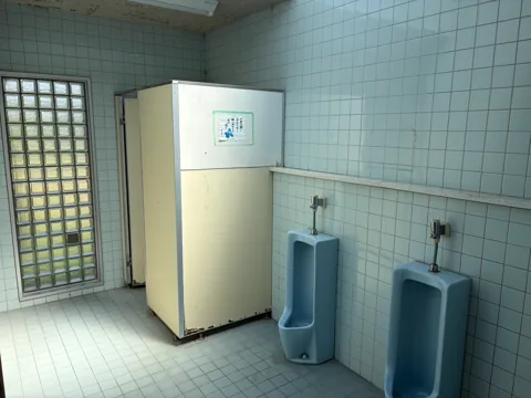 豊田加茂公園：男性用トイレ内部の小便器