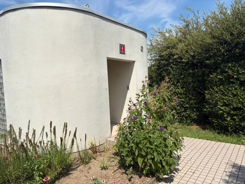 豊田加茂公園：女性用トイレの入口と周囲の植栽