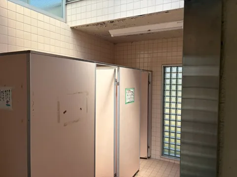 豊田加茂公園：トイレ内部の個室