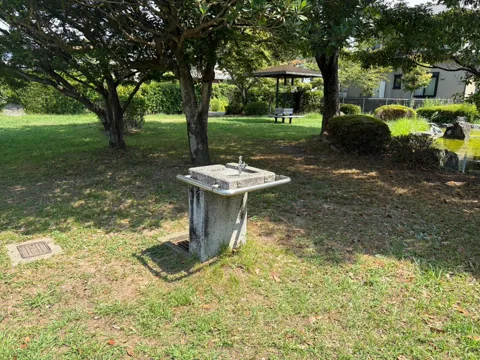 豊田加茂公園：木陰に設置された水飲み場