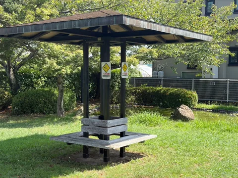 豊田加茂公園：屋根付き休憩所とベンチ
