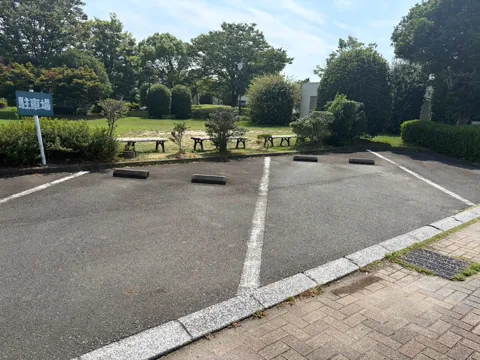 豊田加茂公園：区画線のある駐車場と園内入口