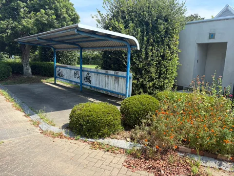 豊田加茂公園：駐輪スペースとトイレ棟