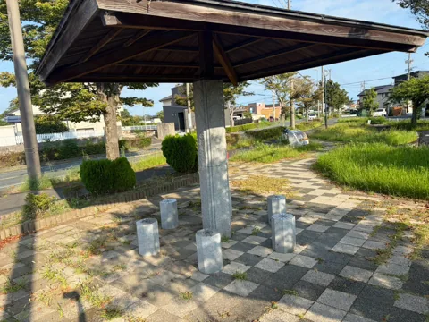 豊田加茂ポケットパーク：舗装広場に設けられた屋根付き休憩所