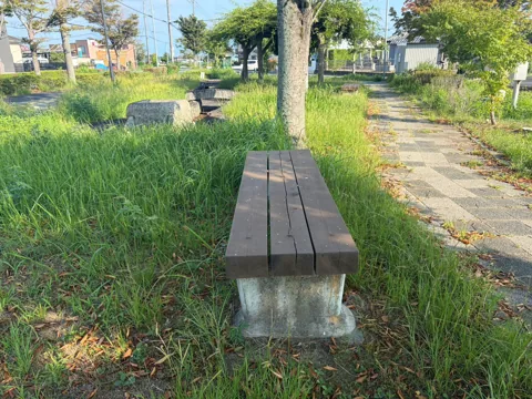 豊田加茂ポケットパーク：園路沿いの木陰に設置されたベンチ