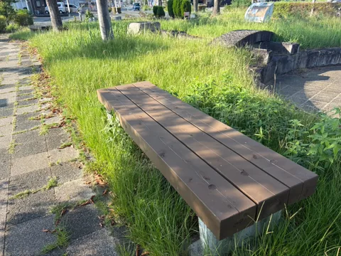 豊田加茂ポケットパーク：木々に囲まれた背もたれ付きベンチ