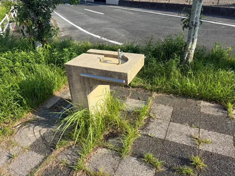 豊田加茂ポケットパーク：園路沿いに設置された水飲み場