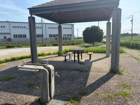 豊田高見丘北公園：屋根付き休憩所と水飲み場