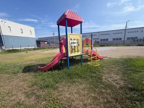 豊田高見丘北公園：芝生広場に設置された2方向のすべり台付き複合遊具