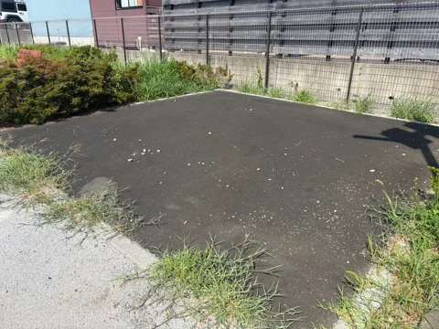 豊田高見丘北公園：園内に設けられた四角い舗装スペース