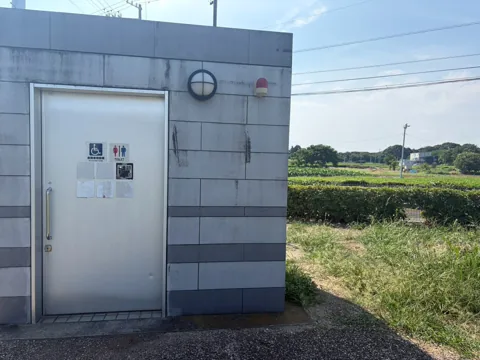 豊田高見丘北公園：園内に設置された公衆トイレの外観