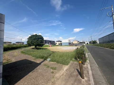 豊田高見丘北公園：道路側から見渡す芝生広場と園内設備
