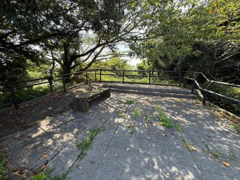 豊田高見丘公園：樹木の下の舗装広場と石造ベンチ
