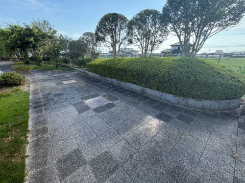 豊田立野ポケットパーク：周辺住宅地と田園を望む園路