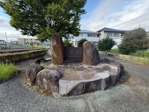豊田第１緑地：入口側から見た石碑と緑地