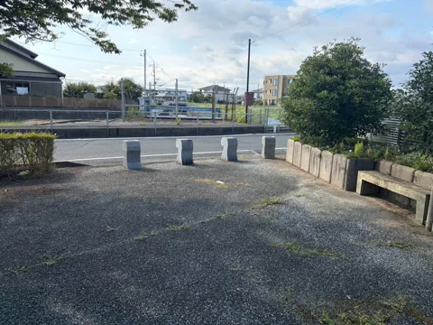 豊田第１緑地：車止めのある入口と舗装広場